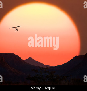 Avions ultralégers et un coucher du soleil - Damaraland au nord de la Namibie Banque D'Images