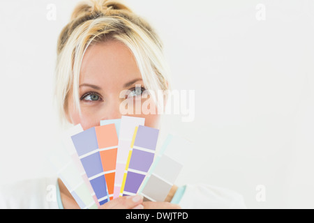 Libre d'une belle jeune femme tenant des couleurs du nuancier Banque D'Images