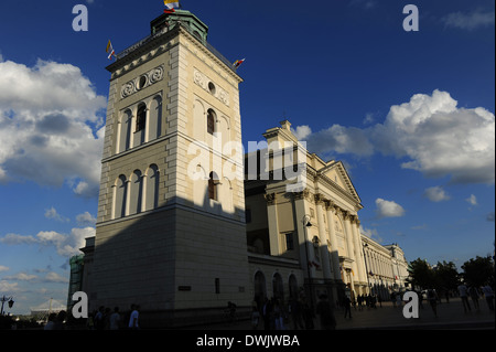 Varsovie. L'église Sainte-Anne. Bell Tower, 19e siècle, et façade néoclassique construit par Chrystian Piotr Aigner (1756-1841). Banque D'Images