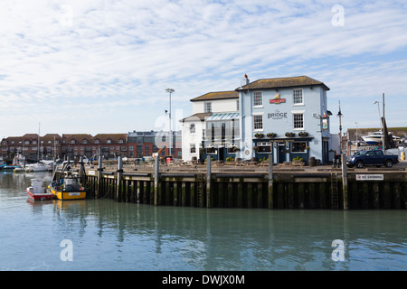 Le pont à quai Pub sur Spice Island vieux Portsmouth. Banque D'Images