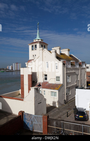 Tower House donnant sur le port de Portsmouth en vieux Portsmouth. Banque D'Images