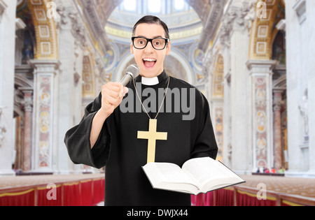 La lecture d'un prêtre de sexe masculin la prière à la basilique Saint-Pierre, Cité du Vatican Banque D'Images