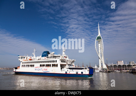 Wightlink ferry dans le port de Portsmouth avec le Spinnaker Tower. Banque D'Images