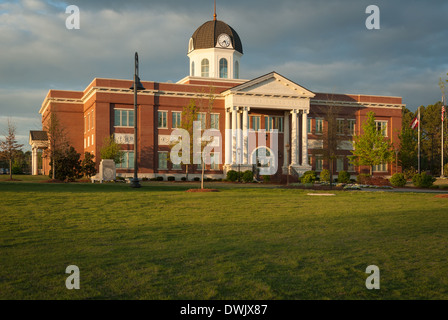 Hôtel de ville de Snellville et centre-ville au coucher du soleil. Snellville est situé à l'est d'Atlanta, dans le comté de Gwinnett, en Géorgie. (ÉTATS-UNIS) Banque D'Images