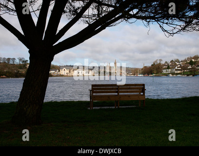 Banc public sur la rive de la rivière Fal avec Cathédrale de Truro dans la distance, Cornwall, UK Banque D'Images