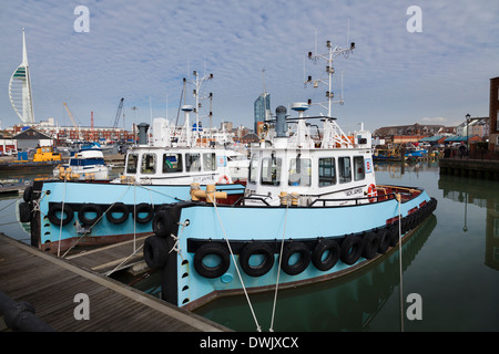 Portsmouth deux remorqueurs amarrés dans le port de Portsmouth. Banque D'Images