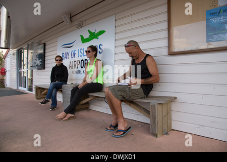 À l'aéroport de Bay of Islands, Île du Nord Nouvelle-zélande KeriKeri passagers en attente pour le vol. Banque D'Images