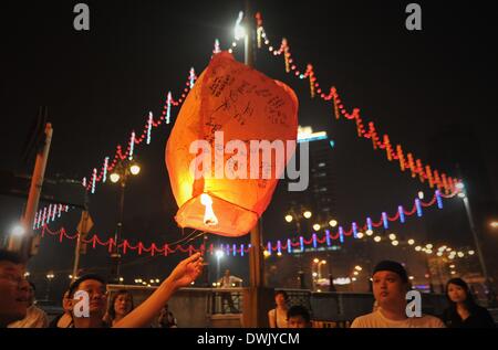 Kuala Lumpur, Malaisie. 10 Mar, 2014. Les Malais d'origine chinoise lanternes version avec des messages pour les passagers de l'absence de Malaysia Airlines Boeing 777-200 Plan pendant un vigile pour la Malaysia Airlines passagers manquant à Kuala Lumpur, Malaisie 10 mars 2014. Vol MH370 de Malaysia Airlines avec 239 personnes à bord a disparu début 08 mars 2014 tandis que sur son voyage à Beijing, Chine. Credit : ZUMAPRESS.com./Alamy Live News Banque D'Images