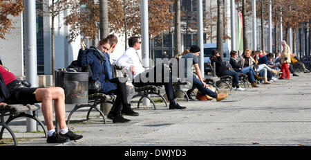 Berlin, Allemagne. 10 Mar, 2014. Les gens profiter du beau temps au Palais du Reichstag à Berlin, Allemagne, 10 mars 2014. Photo : WOLFGANG KUMM/dpa/Alamy Live News Banque D'Images