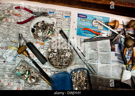 La bijouterie outils de travail sont vus dans l'atelier de joaillerie à Bogota, Colombie. Banque D'Images