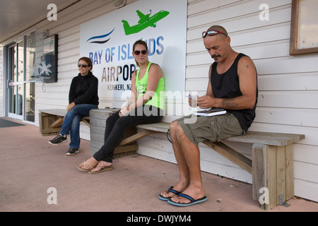 À l'aéroport de Bay of Islands, Île du Nord Nouvelle-zélande KeriKeri passagers en attente pour le vol. Banque D'Images