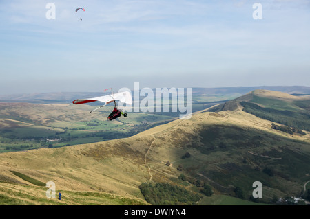 Deux hommes deltaplane sur la vallée de l'espoir dans le parc national de Peak District Derbyshire, Angleterre Royaume-Uni UK Banque D'Images