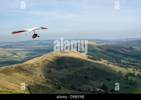 Deux hommes deltaplane sur la vallée de l'espoir dans le parc national de Peak District Derbyshire, Angleterre Royaume-Uni UK Banque D'Images