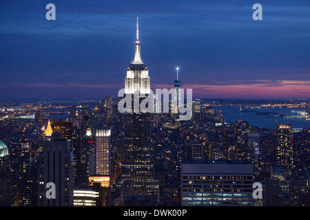 New York City, USA. 09Th Mar, 2014. Vue sur l'Empire State Building et les toits de la Rockefeller Center à New York City, USA, 09 mars 2014. Photo : Felix/Hoerhager dpa - PAS DE SERVICE DE FIL/dpa/Alamy Live News Banque D'Images