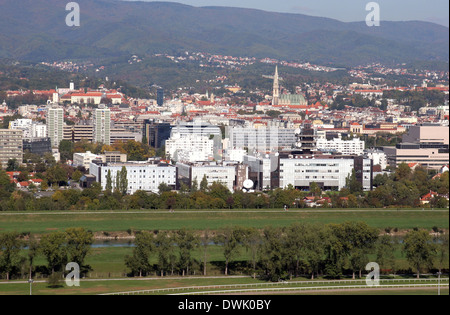 La radio et la télévision nationale croate de construction et la ville de Zagreb dans l'arrière-plan, le 14 octobre 2007. Banque D'Images