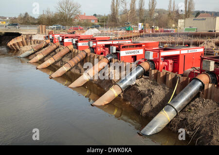 Pompes à haute capacité néerlandais en opération à Dunball quai près de Bridgwater le lundi 10 mars 2014. Huit pompes diesel Van Heck ont été installés par l'Agence de l'environnement, à titre de mesure temporaire, pour enlever l'eau de l'inondation du Somerset Levels. Chaque pompe d'éliminer l'eau à raison de 100 tonnes par heure et fonctionne jusqu'à 10 heures par jour entre les marées de transférer l'eau du King's Sedgemoor jettent dans la rivière Parrett où elle est effectuée à l'autre par la marée. Banque D'Images