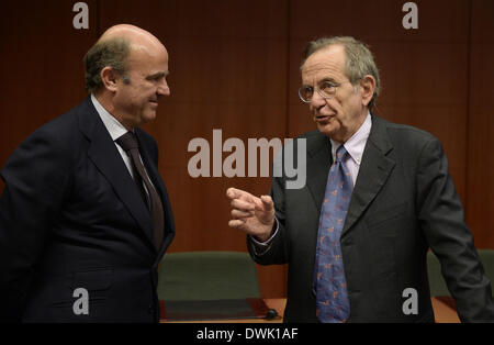 Bruxelles, Belgique. 10 Mar, 2014. Ministre de l'économie espagnol Luis de Guindos (L) et le ministre italien de l'économie et des finances Pier Carlo Padoan (R) chat avant une réunion des ministres des Finances de l'Eurogroupe au siège de l'UE à Bruxelles, capitale de la Belgique, le 10 mars 2014. Credit : Ye Pingfan/Xinhua/Alamy Live News Banque D'Images