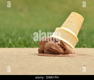 Cornet de crème glacée au chocolat qui avait été abandonné sur le trottoir Banque D'Images