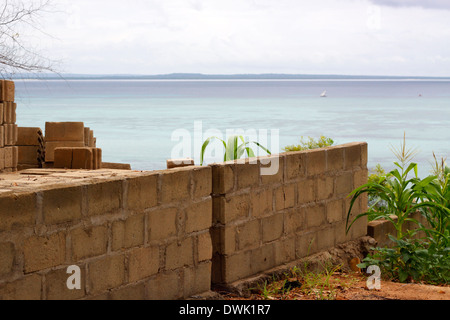 Maison en construction à la périphérie de Pemba, au Mozambique. Banque D'Images