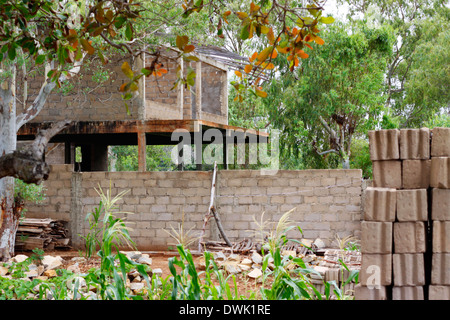 Maison en construction à la périphérie de Pemba, au Mozambique. Banque D'Images