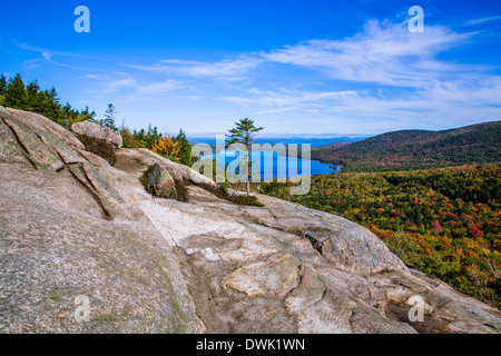 Eagle Le lac vu du haut d'une montagne appelée la bulle du Sud à l'Acadia National Park, Maine, USA Banque D'Images