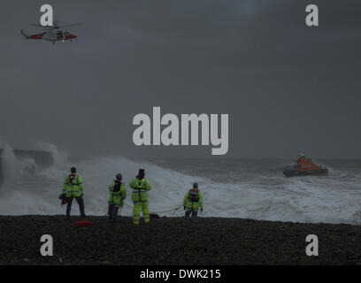 Newhaven, UK. 27 Oct, 2013. Sauvetage, Newhaven de gardes-côtes et les services d'urgence recherchez la mer au large de bouillante plage ouest Newhaven manquant pour garçon de 14 ans, Dylan Alkins, le dimanche après-midi comme force de coup de vent augmente et la lumière s'estompe. Dylans corps n'était pas trouvé en dépit des efforts courageux dans les conditions les plus atroces. La tempête, appelé St Jude, a introduit le plus de vent, la météo à frapper le Royaume-Uni depuis 1987. Crédit : David Burr/Alamy Live News Banque D'Images