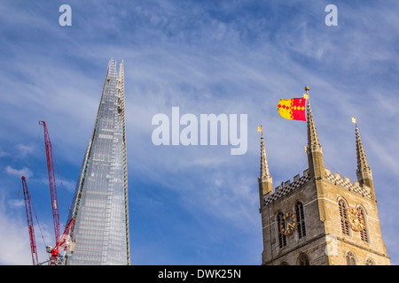 Le Shard (aka tesson de verre, le Shard London Bridge, et anciennement London Bridge Tower) et la Tour de la cathédrale de Southwark Banque D'Images