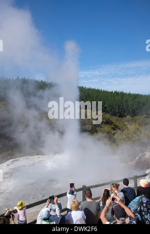 Regarder les gens lady knox geyser en éruption tout en prenant des photos avec des appareils photo et les tablettes Banque D'Images