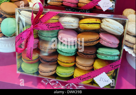 Macarons colorés en vitrine, Deauville, Normandie, France Banque D'Images