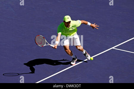 09 mars, 2014 : Roberto Bautista Agut d'Espagne renvoie une tourné contre Tomas Berdych la République tchèque au cours de la BNP Paribas Open à Indian Wells Tennis Garden à Indian Wells CA. Banque D'Images