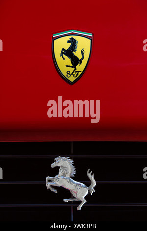 "Ferrari Cheval Caracolant' symbole sur l'avant d'une voiture de sport Ferrari Banque D'Images