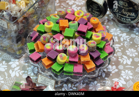 Bonbons colorés en vitrine, Deauville, Normandie, France Banque D'Images