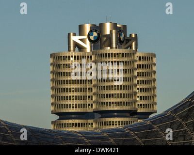 Bâtiment de l'administration de BMW avec toit olympique tente dans la masse Banque D'Images