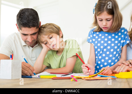 Le père et les enfants coloriages Banque D'Images