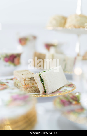 Le thé de l'après-midi avec sandwichs, gâteaux et des scones. Banque D'Images