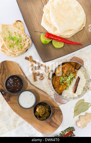 Poulet au curry avec des Papadums dans un plat de Balti Banque D'Images