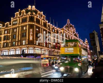 GRAND magasin HARRODS DE VENTE la nuit avec le signe « Sale » des acheteurs Et rétro de marque Harrods et trafic de passage Knightsbridge Londres SW1 Banque D'Images