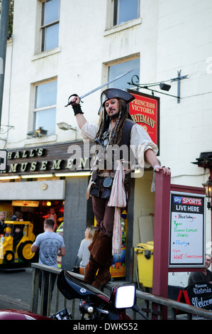 Homme habillé en costume de pirate, Matlock Bath, Derbyshire, Royaume-Uni. Banque D'Images