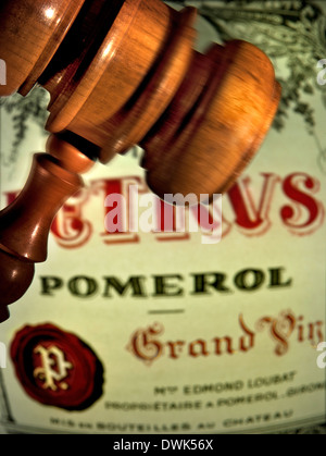 Les encanteurs marteau et d'étiquette bouteille de vin de Château Petrus Pomerol Grand Vin Vin rouge Bordeaux France Banque D'Images