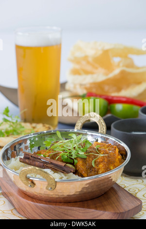 Poulet au curry avec des Papadums dans un plat de Balti Banque D'Images