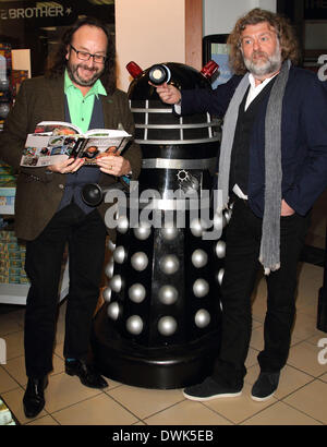 Photos de fichier : Milton Keynes, Bucks, au Royaume-Uni. 10 mars 2014. Plat Chefs Si King et Dave Myers - alias 'l'Hairy Bikers' - signer des copies de leur nouveau livre 'aventure' asiatique à Waterstones, Milton Keynes, Buckinghamshire, le 10 mars 2014 . Si le roi est en ce moment à l'hôpital. Le chef de la télévision a fait l'objet d'une procédure courante selon son agent. Credit : KEITH MAYHEW/Alamy Live News Banque D'Images