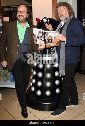 Photos de fichier : Milton Keynes, Bucks, au Royaume-Uni. 10 mars 2014. Plat Chefs Si King et Dave Myers - alias 'l'Hairy Bikers' - signer des copies de leur nouveau livre 'aventure' asiatique à Waterstones, Milton Keynes, Buckinghamshire, le 10 mars 2014 . Si le roi est en ce moment à l'hôpital. Le chef de la télévision a fait l'objet d'une procédure courante selon son agent. Credit : KEITH MAYHEW/Alamy Live News Banque D'Images