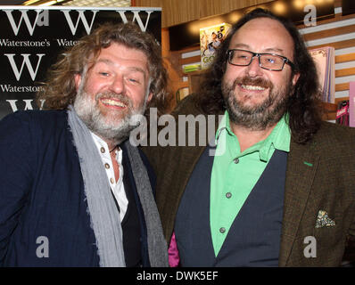 Photos de fichier : Milton Keynes, Bucks, au Royaume-Uni. 10 mars 2014. Plat Chefs Si King et Dave Myers - alias 'l'Hairy Bikers' - signer des copies de leur nouveau livre 'aventure' asiatique à Waterstones, Milton Keynes, Buckinghamshire, le 10 mars 2014 . Si le roi est en ce moment à l'hôpital. Le chef de la télévision a fait l'objet d'une procédure courante selon son agent. Credit : KEITH MAYHEW/Alamy Live News Banque D'Images