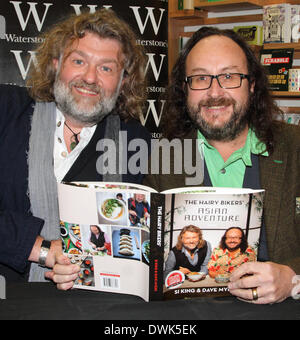 Photos de fichier : Milton Keynes, Bucks, au Royaume-Uni. 10 mars 2014. Plat Chefs Si King et Dave Myers - alias 'l'Hairy Bikers' - signer des copies de leur nouveau livre 'aventure' asiatique à Waterstones, Milton Keynes, Buckinghamshire, le 10 mars 2014 . Si le roi est en ce moment à l'hôpital. Le chef de la télévision a fait l'objet d'une procédure courante selon son agent. Credit : KEITH MAYHEW/Alamy Live News Banque D'Images