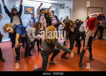 Bruxelles, Belgique, Medium Group of People, European Health Activists Groups, avec Act Up Paris, pratiquant Michael Jack-son Zombie Dance, Flash Mob, des jeunes protestant contre les prix excessifs des médicaments en Costume, Strange People Unusual Banque D'Images