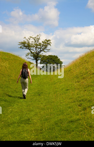 Balades dans les fossés randonneur femme près de Gilsland Mur d'Hadrien, Cumbria England Royaume-Uni Banque D'Images