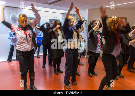 Bruxelles, Belgique, groupes de militants européens, avec ACT Up Paris, pratiquant la danse Zombie de Michael Jackson, Flash mob, volontaires en Europe, adolescents dansant Banque D'Images