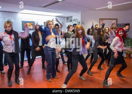 Bruxelles, Belgique, divers groupes d'activistes européens, avec ACT Up Paris, pratiquant la danse Zombie de Michael Jackson, Flash mob, volontaires en Europe, adolescents dansant, groupe diversifié Banque D'Images