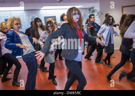 Brus-Pels, Belgique, groupes de militants européens, avec ACT Up Paris, pratiquant la mob Zombie Dance Flash de Michael Jackson, groupe d'adolescents dansant, aide à l'activisme Banque D'Images