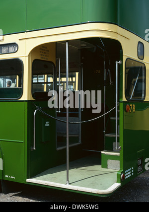 Leyland Titan PD 2/40 avec Longwell corps vert. Construit en 1958. Entrée des passagers Banque D'Images